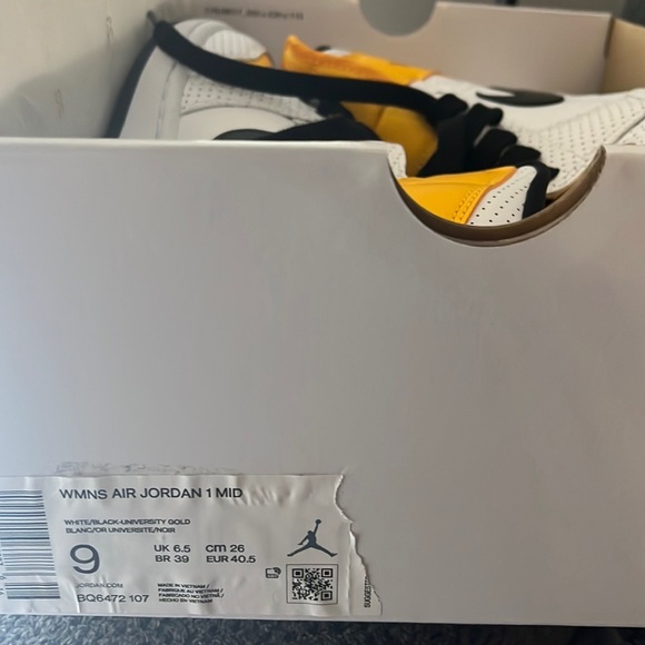 Woman’s Air Jordan 1Mid - Picture 3 of 4